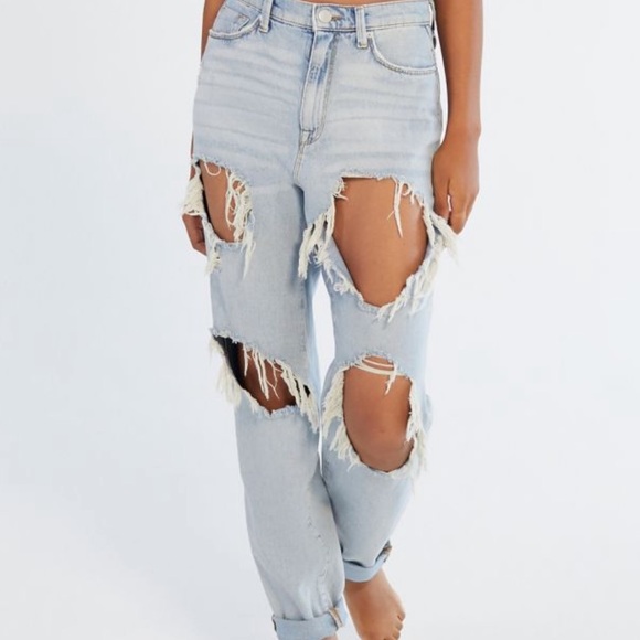 Urban outfitters light wash ripped mom jeans - Picture 1 of 4